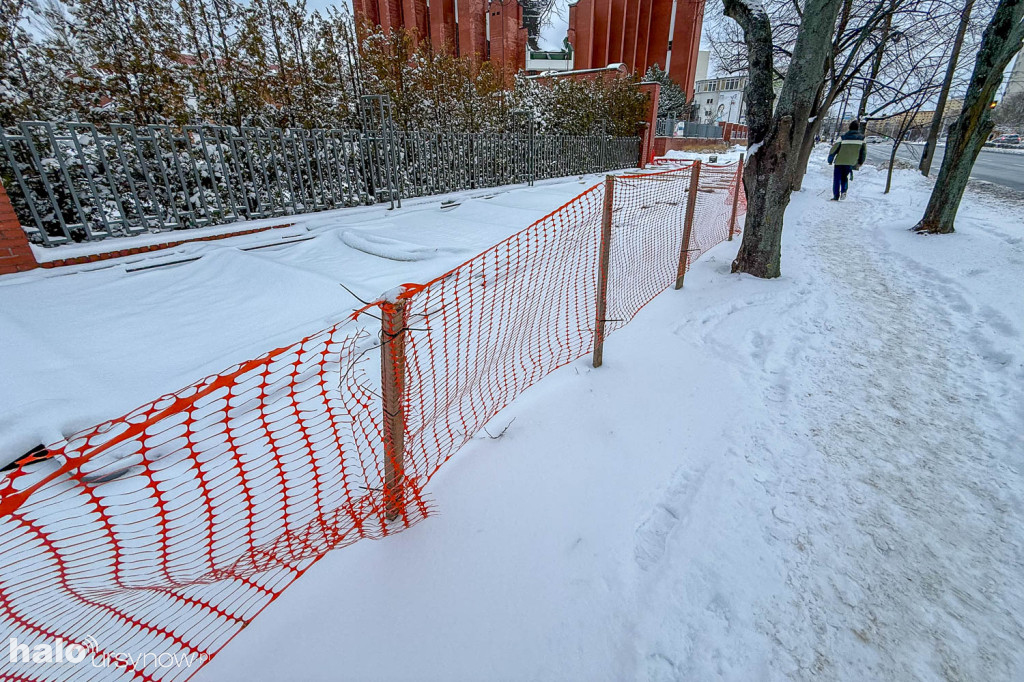 Przedłużający się remont chodnika na Gandhi
