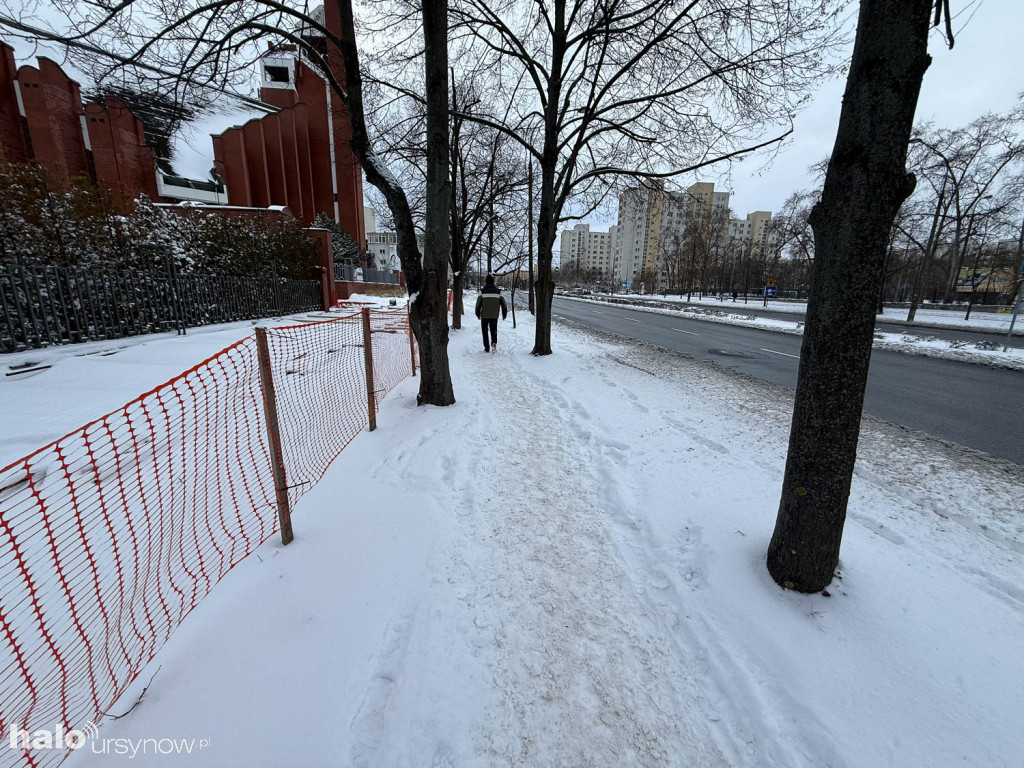 Przedłużający się remont chodnika na Gandhi