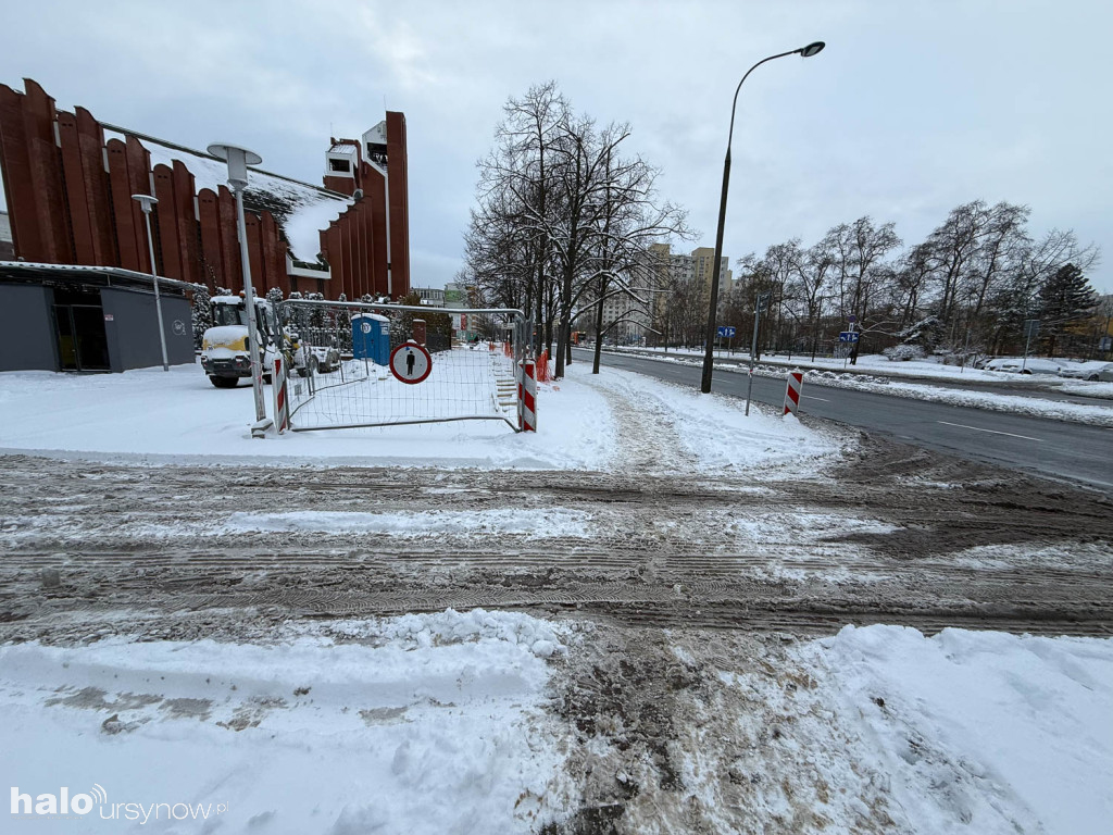 Przedłużający się remont chodnika na Gandhi