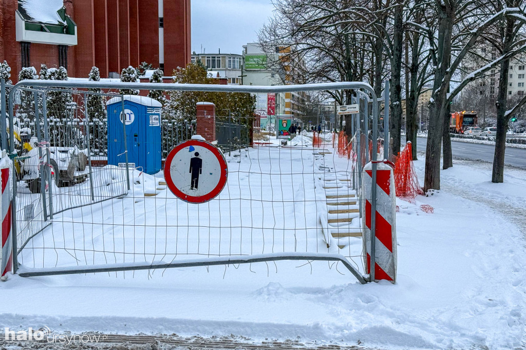 Przedłużający się remont chodnika na Gandhi