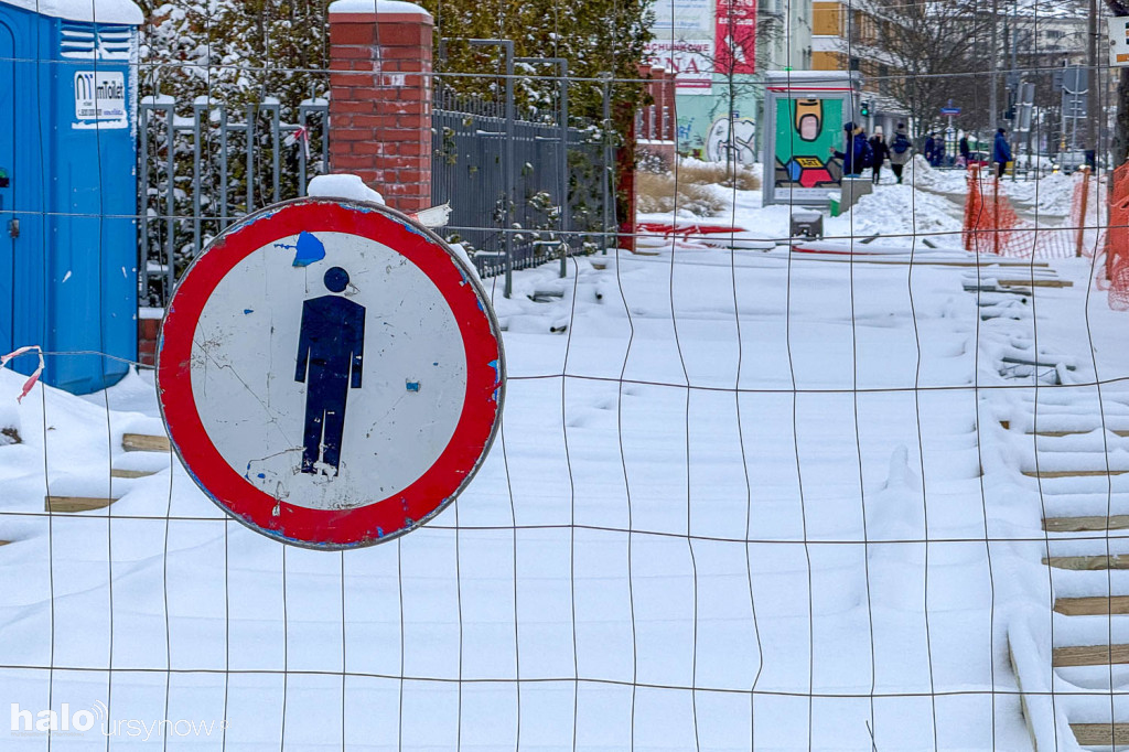 Przedłużający się remont chodnika na Gandhi