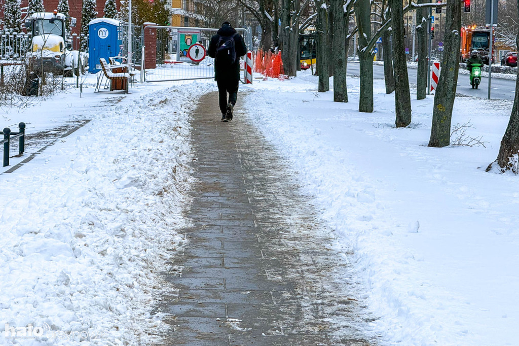 Przedłużający się remont chodnika na Gandhi