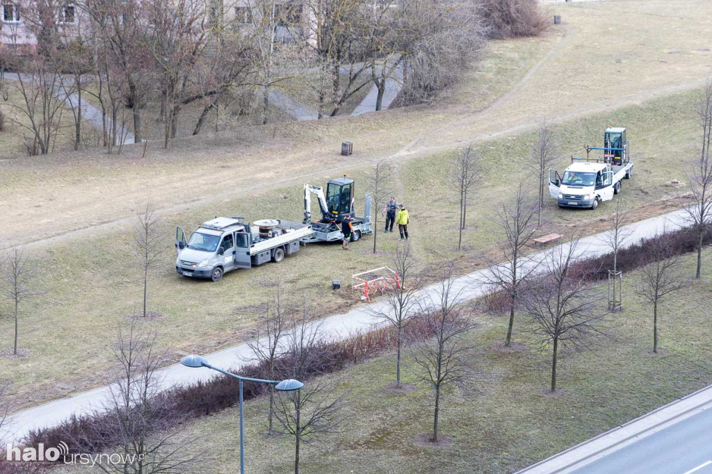 Nowe latarnie przy Alei KEN