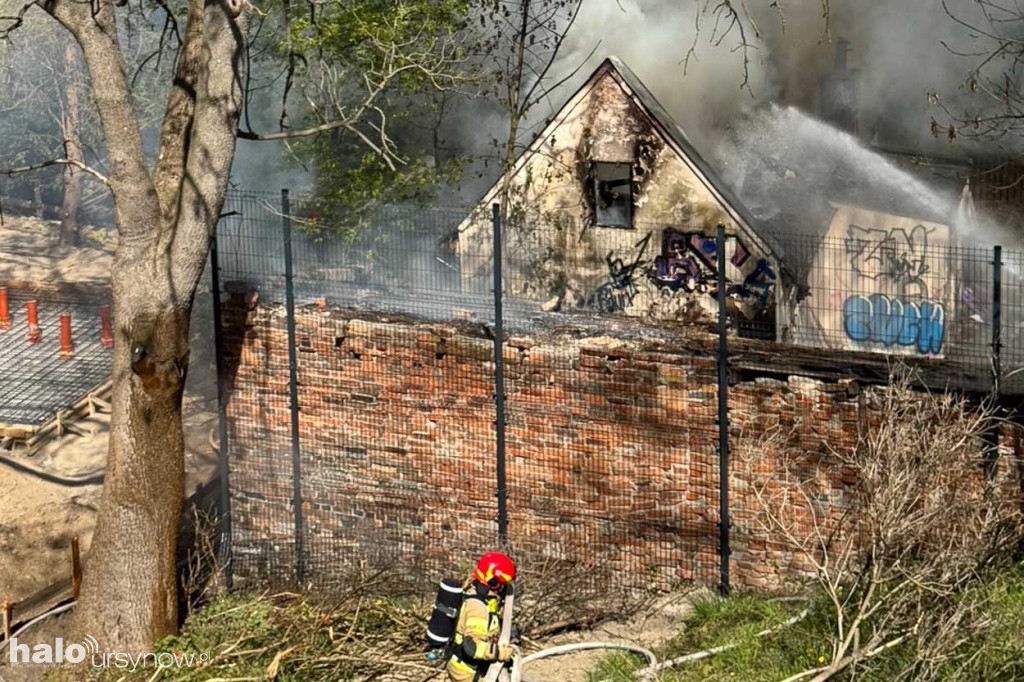 Pożar na ul. Orszady na skarpie ursynowskiej