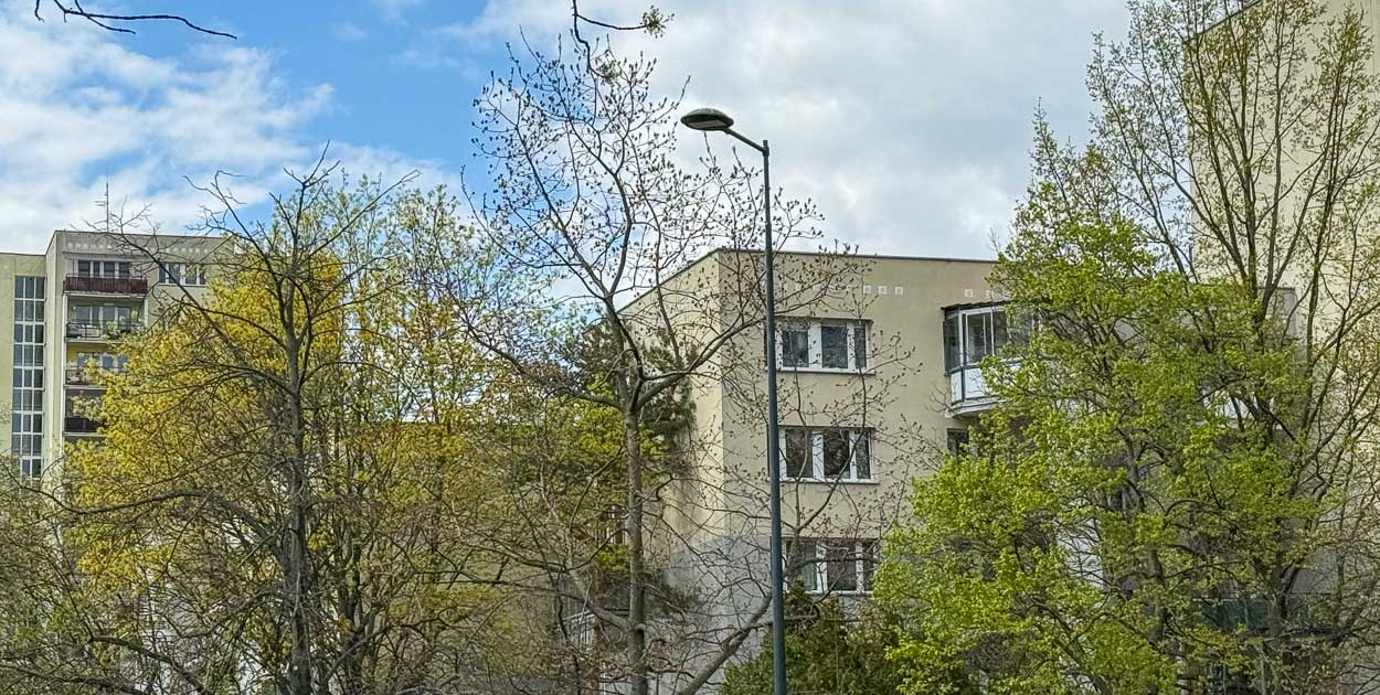 Nowe latarnie na Ciszewskiego i... niczyje relikty