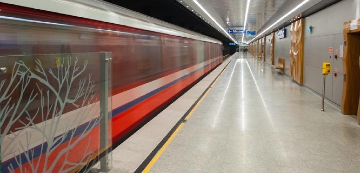 Pasażerowie tłoczą się na schodach. Awaria w metrze