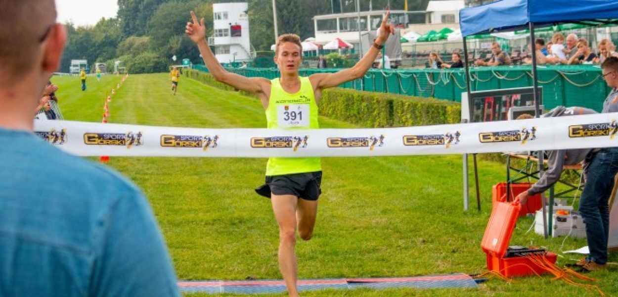 "BYŁO CIĘŻKO". Zobacz rywalizację śmiałków na wysokiej trawie! FOTO