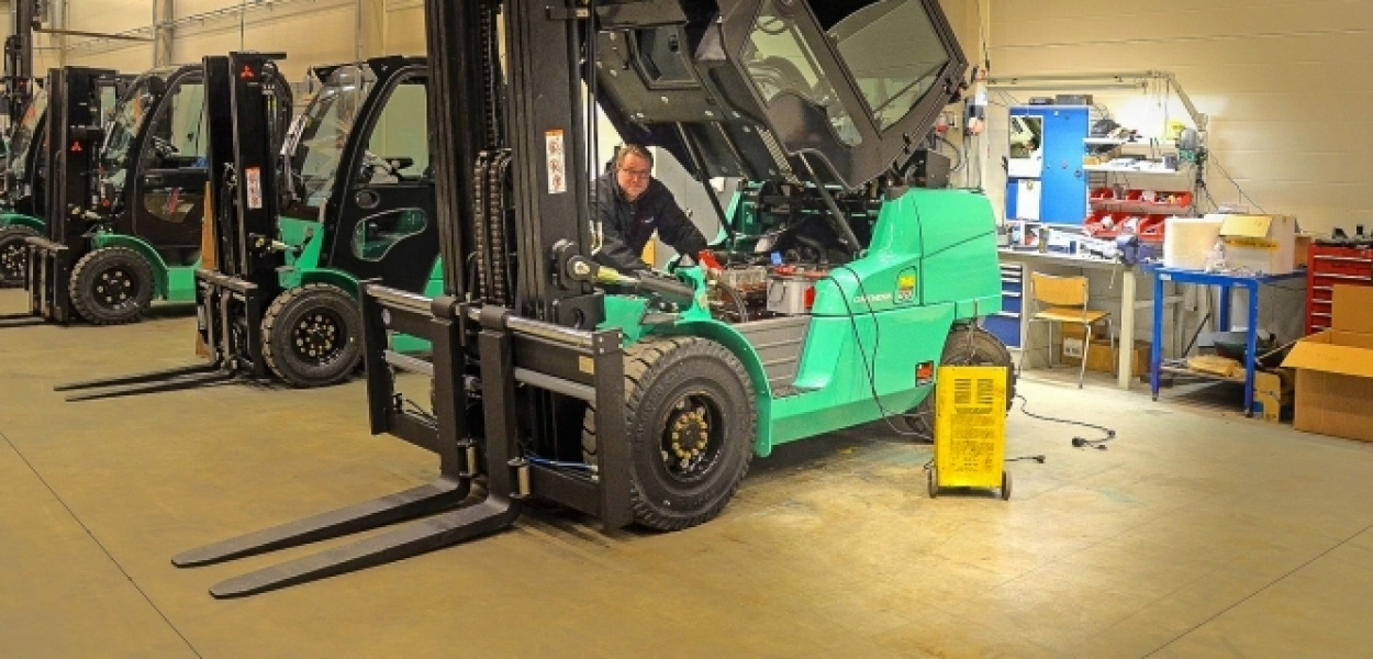 Jakie trzeba mieć uprawnienia do serwisowania wózków widłowych