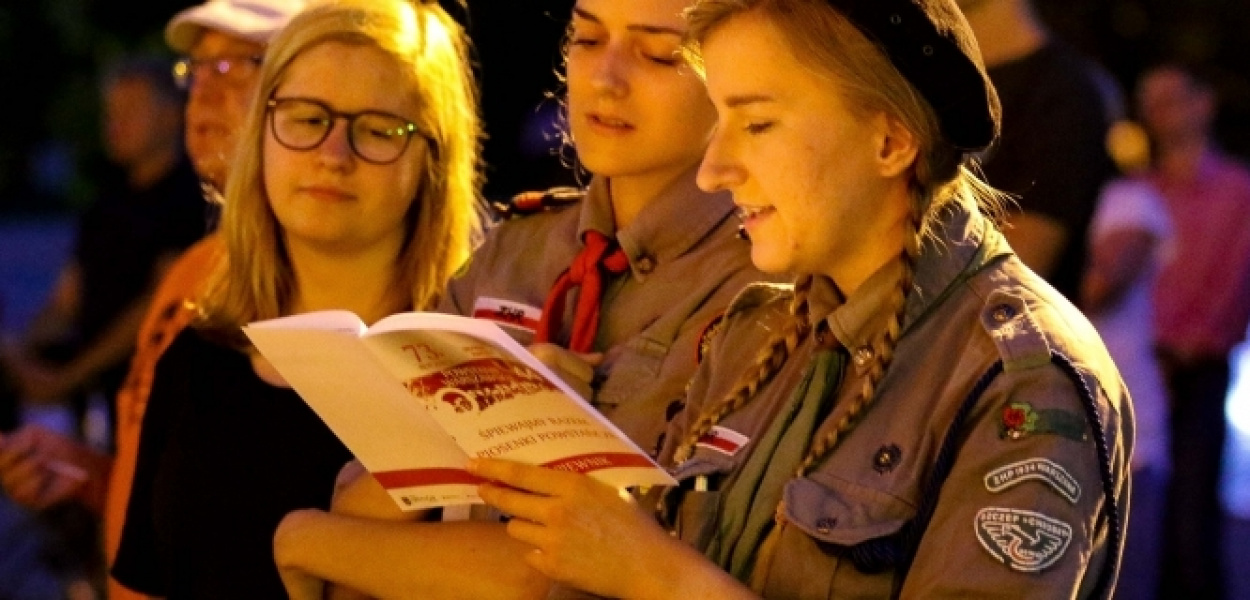 Powstańcze piosenki przy fontannie. Chór na kilkaset głosów! FOTO