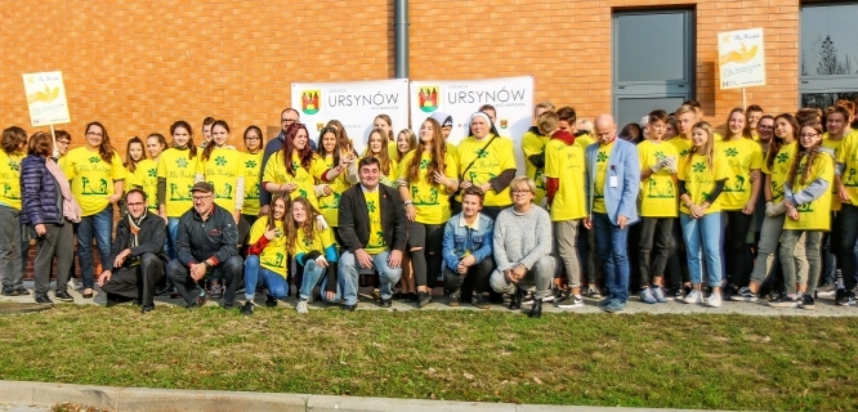 Startują III Pola Nadziei. Młodzież sadziła cebulki żonkili przy domu kultury