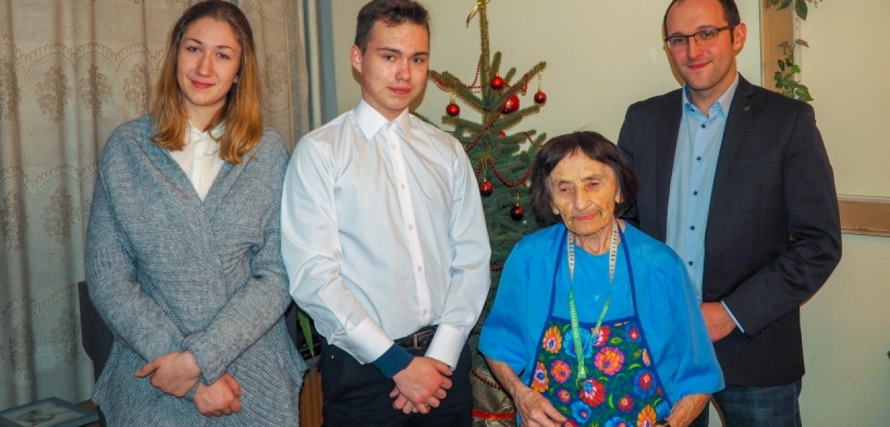 Choinka dla bohatera. Wolontariusze odwiedzili kombatantów z Ursynowa