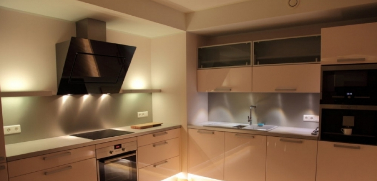 Jak oświetlić szafki kuchenne? Poznaj najlepsze sposoby