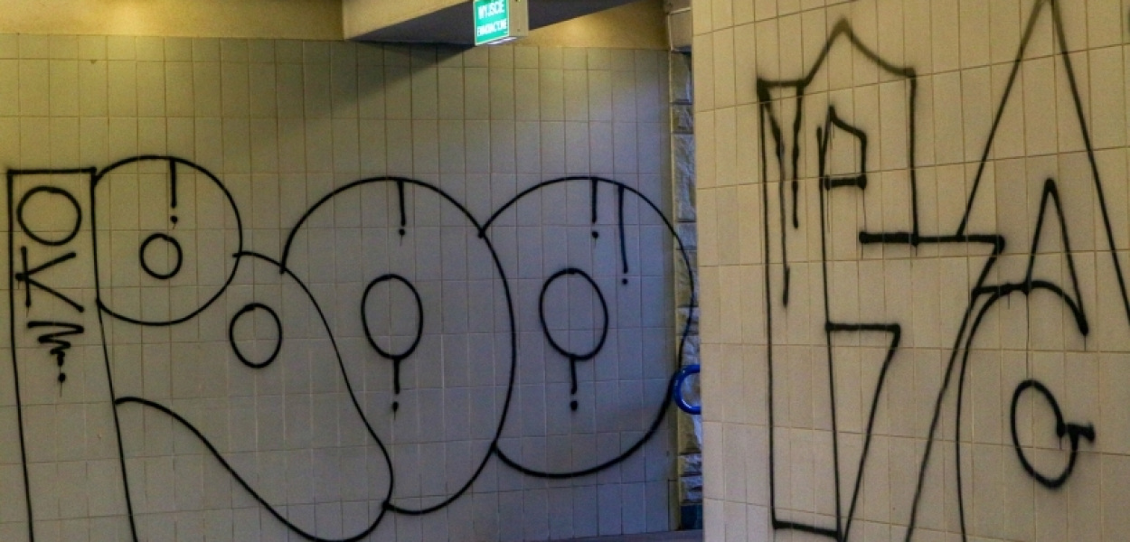 Wandalizm w metrze. Stacja Kabaty już dawno tak nie wyglądała! FOTO