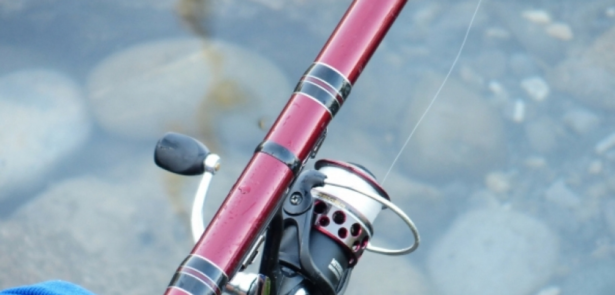 Pomysły na prezent dla wędkarza – jakie akcesoria wędkarskie kupić?
