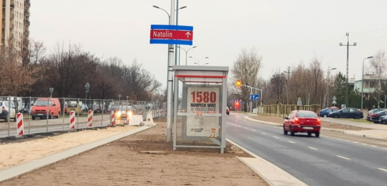 Absurd na Rosoła. Między jezdniami stoi... wiata, a na nowym przystanku... ludzie 