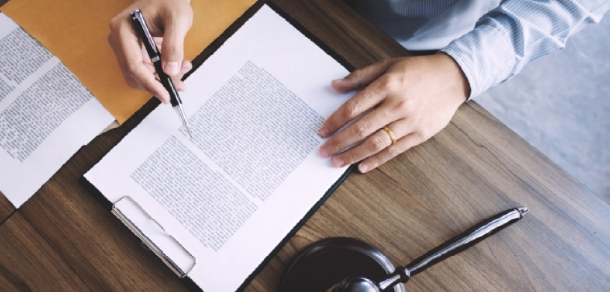 Czym się różni tłumaczenie zwykłe od tłumaczenia przysięgłego (poświadczonego)?