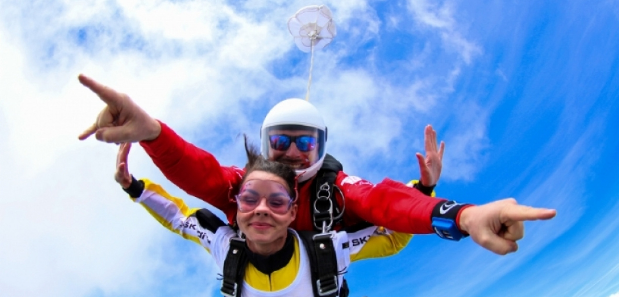 Skok spadochronowy w tandemie – pomysł na wyjątkowy prezent!