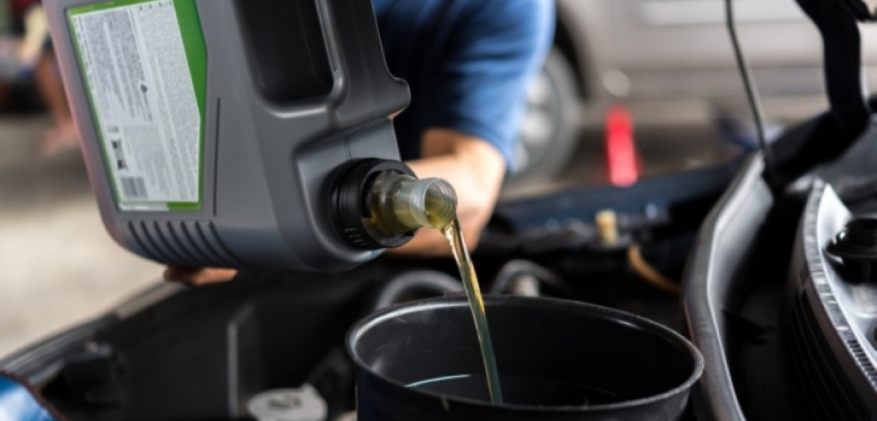 Olej silnikowy - dlaczego wymaga wymiany?