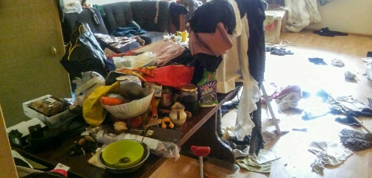 Horror w bloku na Zaruby. Lokatorka zatruwa życie sąsiadom. "Śmierdzi gorzej niż w