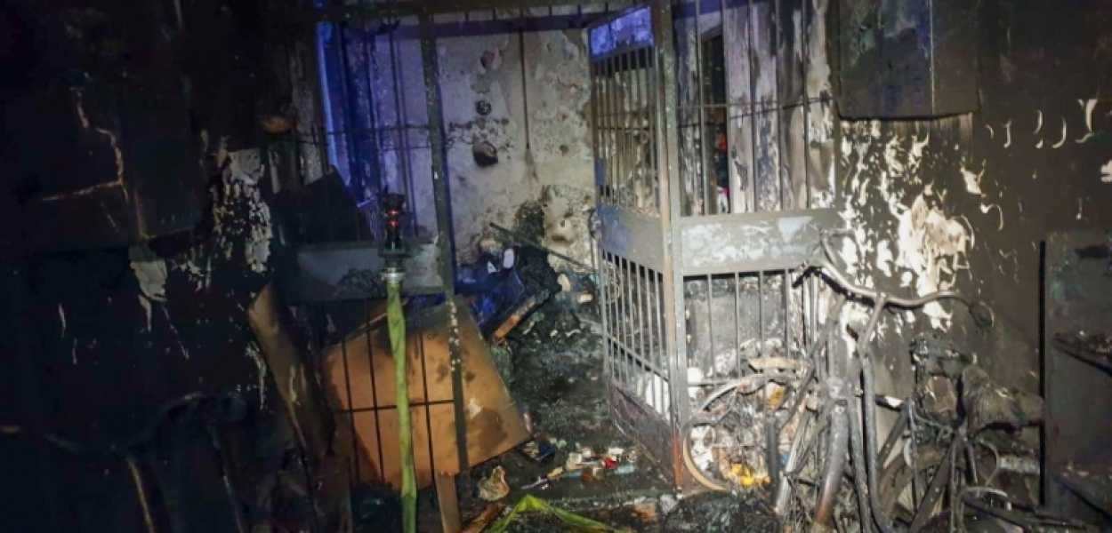 Pożar w wieżowcu na Końskim Jarze. Zaczął się od graciarni na korytarzu FOTO