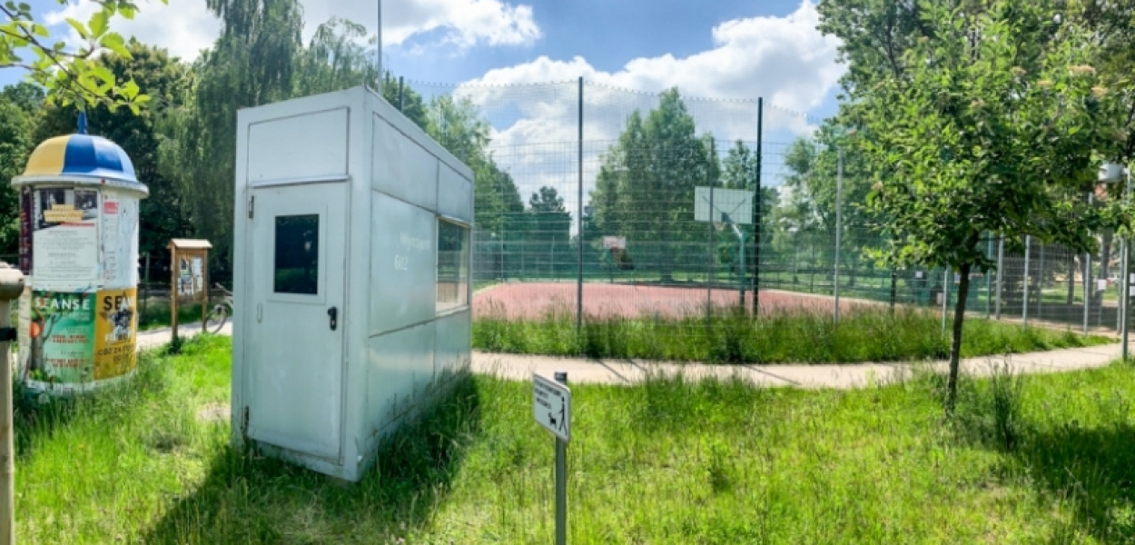 Brzydka blaszana buda przy boisku na Lanciego. Po co stanęła?