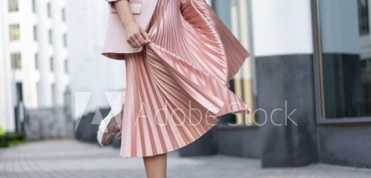 Solejka, czyli plisowana spódnica. Komu pasuje i jak ją stylizować?