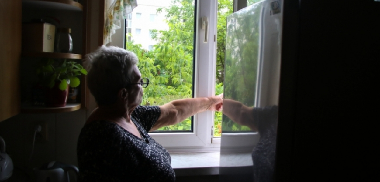 Dżungla pod oknami w bloku na Imielinie. Przez zaniedbany ogródek przydomowy