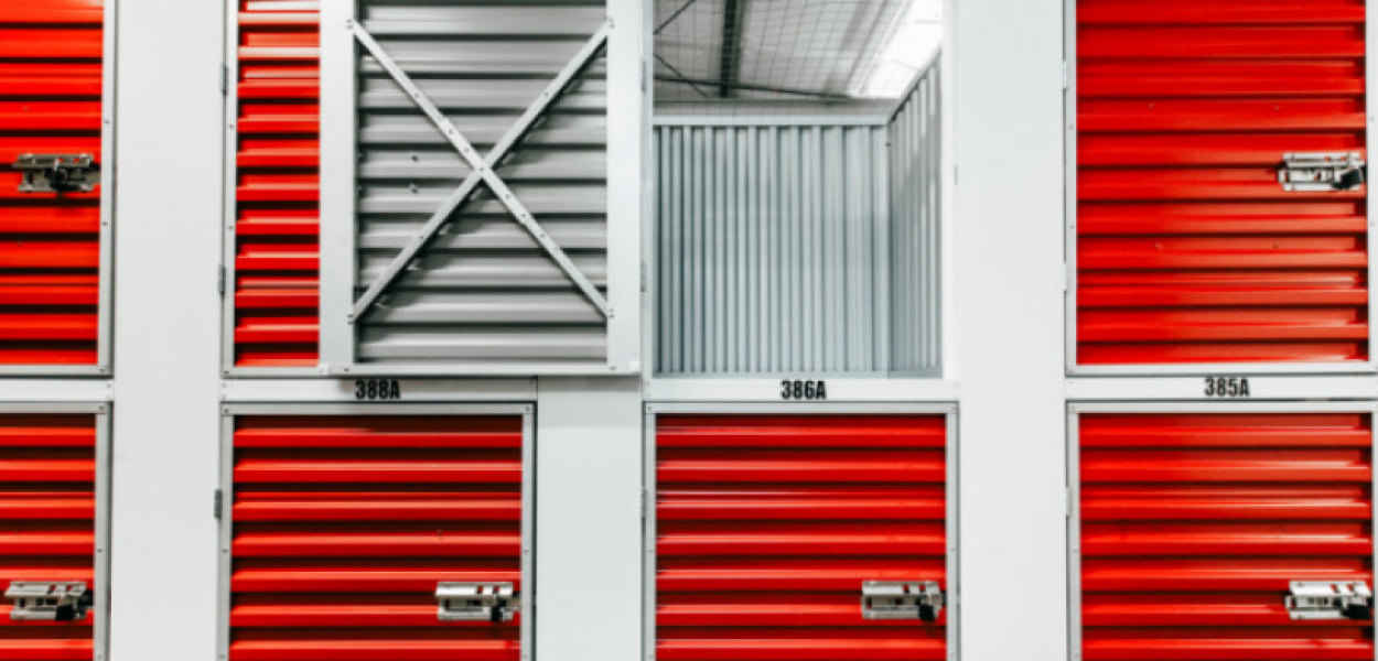 Usługa self storage na warszawskim Ursynowie – jak wynająć magazyn?