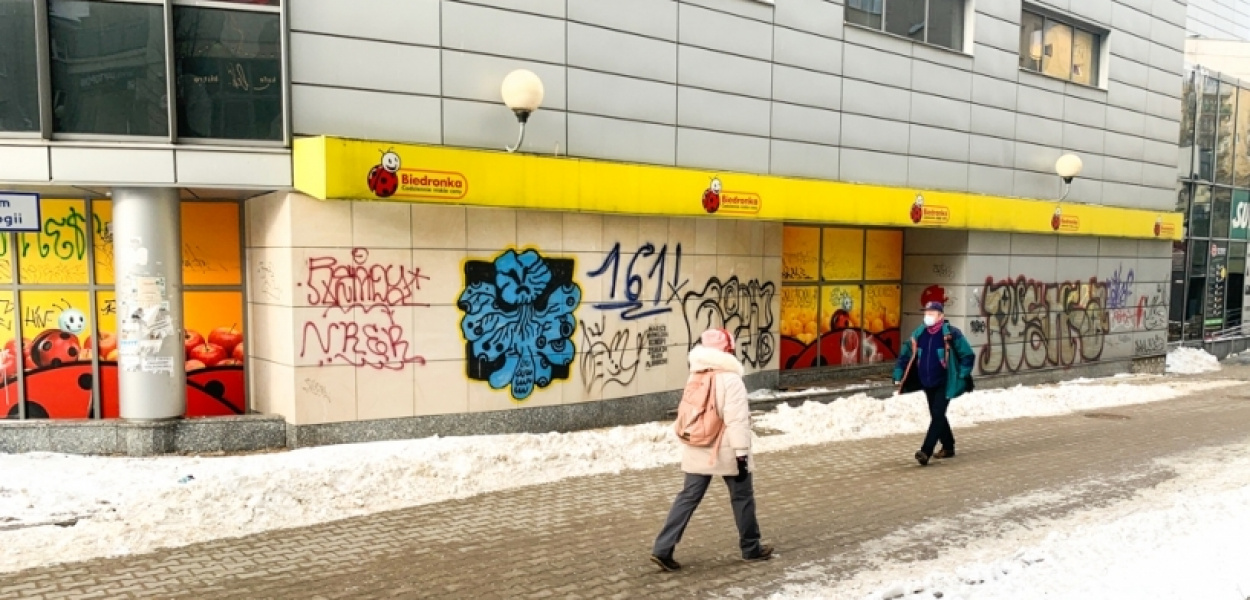 "Biedronka" weźmie się za pseudograffiti w pasażu przy metrze. "Miejsce zmienia si
