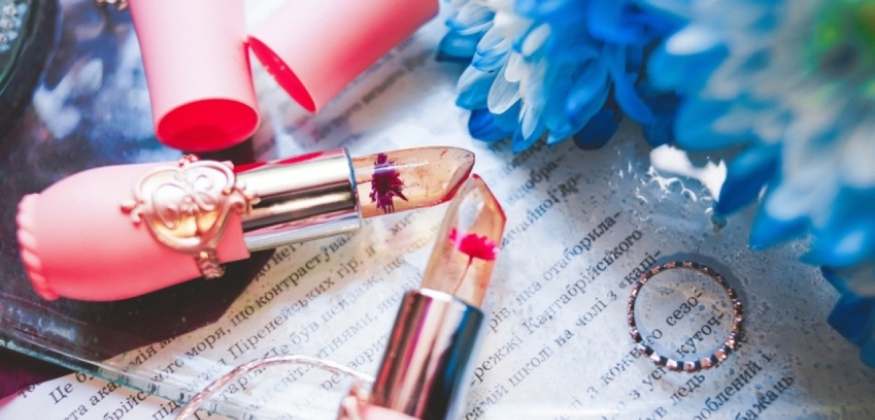 Co kupić dziewczynom na 8 marca? Pomysły na prezenty