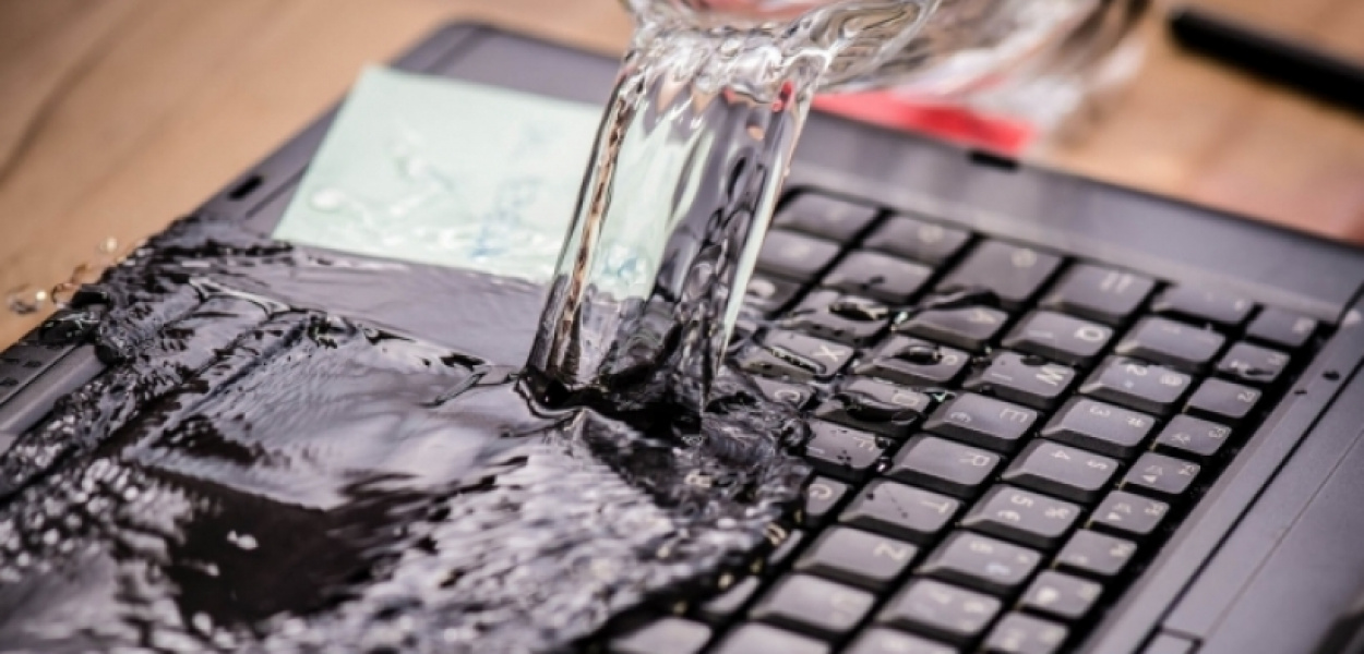 Zalany laptop - co robić, aby uratować zalany komputer?
