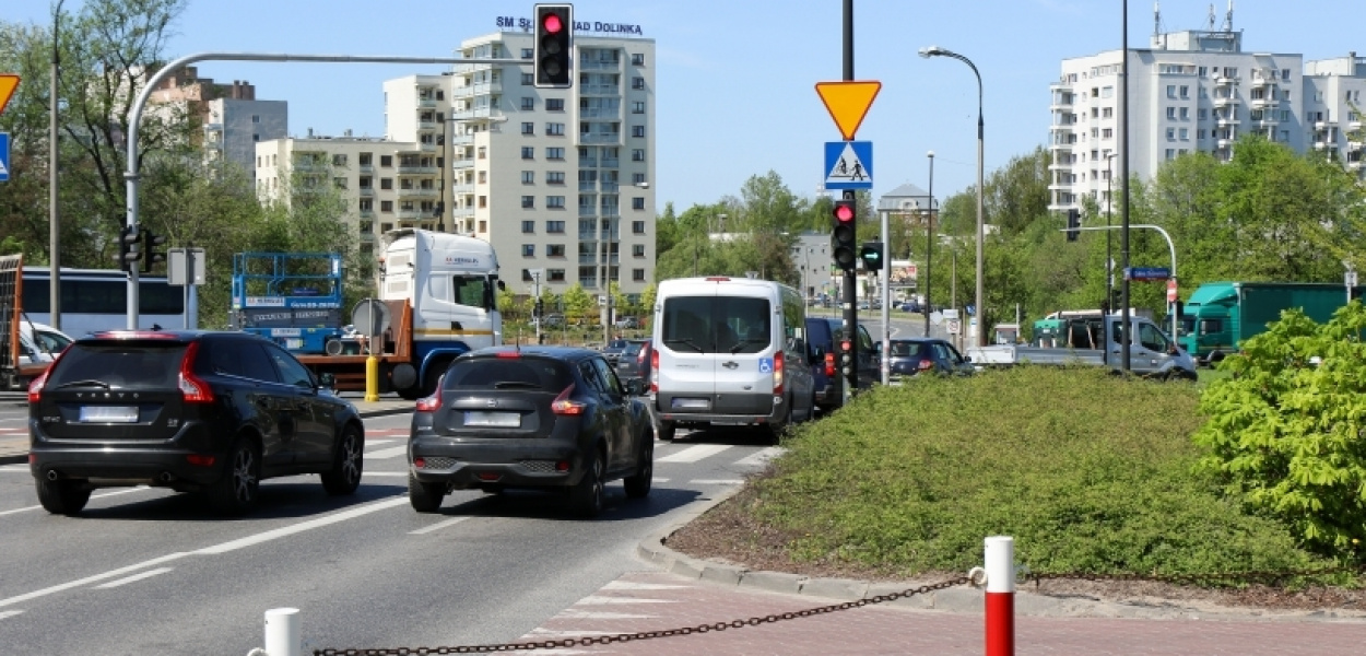Przepisy ich nie obowiązują. Kierowcy na Nowoursynowskiej zamiast czekać, wolą łam