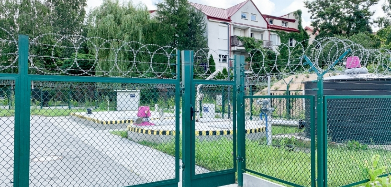 Przepompownia ścieków jak więzienie i tęgi smród. "Nie możemy otworzyć okna"