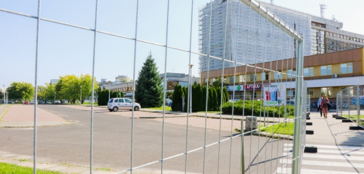 Nie zostawisz już auta pod Onkologią. Parking ogrodzony, rusza budowa