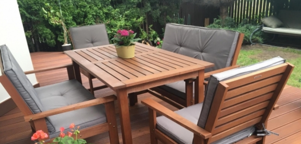 Meble z drewna merantii – dlaczego są tak popularne w Polsce?