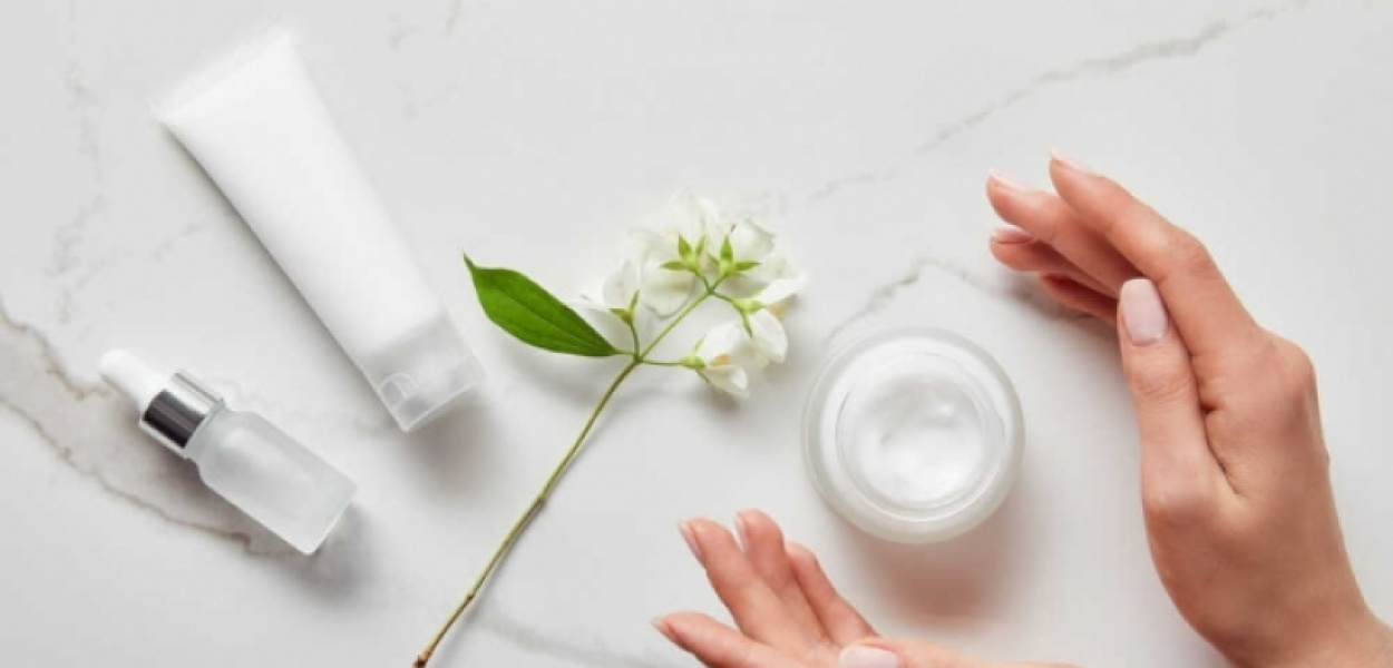 Kosmetyki organiczne – czym się charakteryzują? Dlaczego warto z nich korzystać?