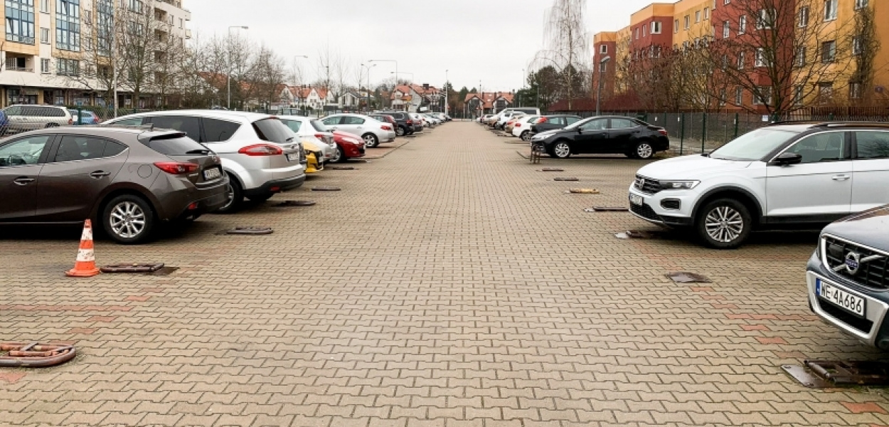 Walka o parkingi na Wąwozowej. “Dowiadujemy się o tym po cichu”