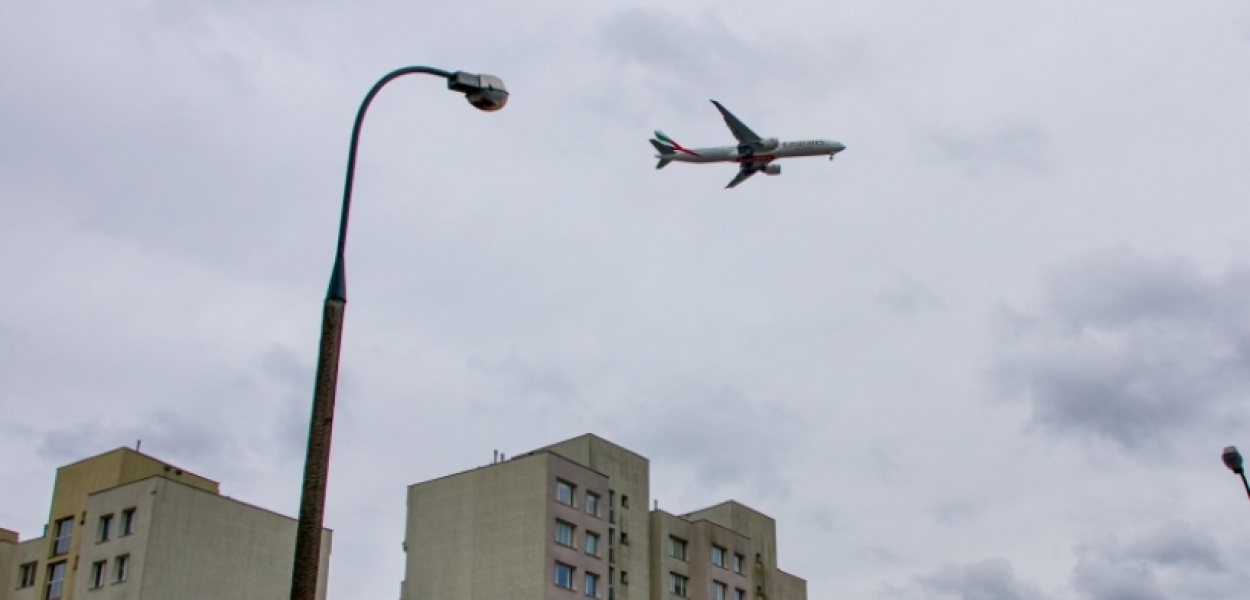 Dlaczego samoloty nisko latają nad blokowiskami Ursynowa?
