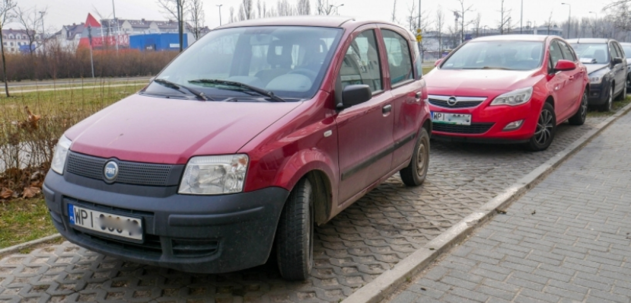 Największy kabacki parking zamknięty. Samochody spod Tesco przeniosły się na osied