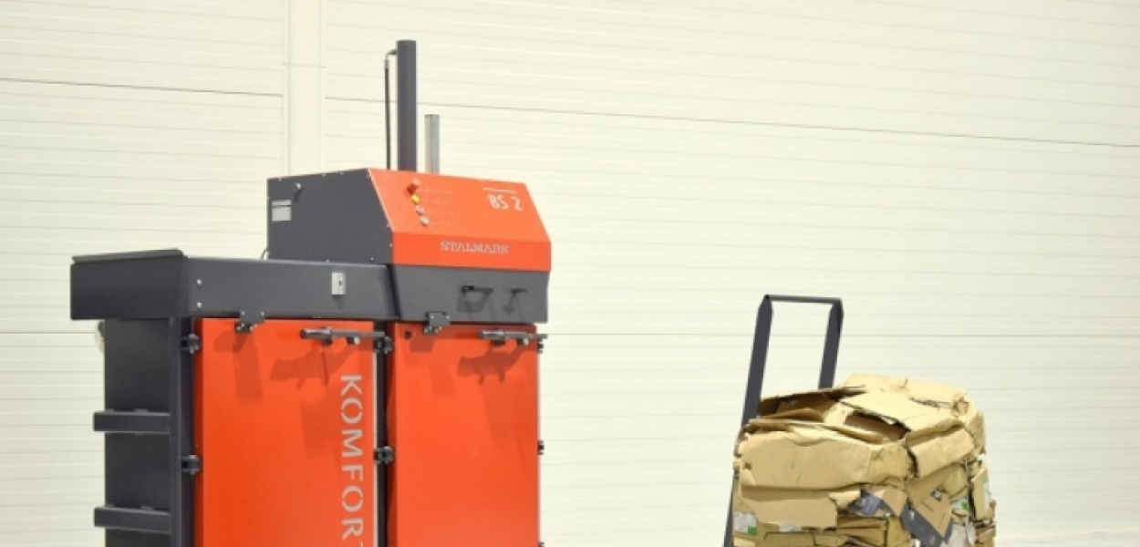 Belownica do makulatury – rozwiązanie problemu odpadów w handlu