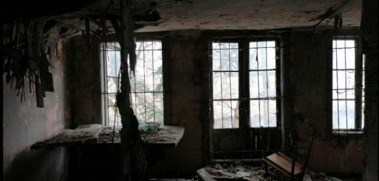 Niszczejący bezcenny dworek na Ursynowie. Właścicielowi grozi wywłaszczenie