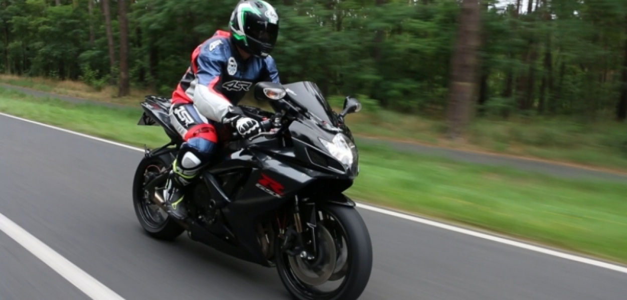 Pierwszy skórzany kombinezon motocyklowy – na co zwrócić uwagę dobierając odpowied