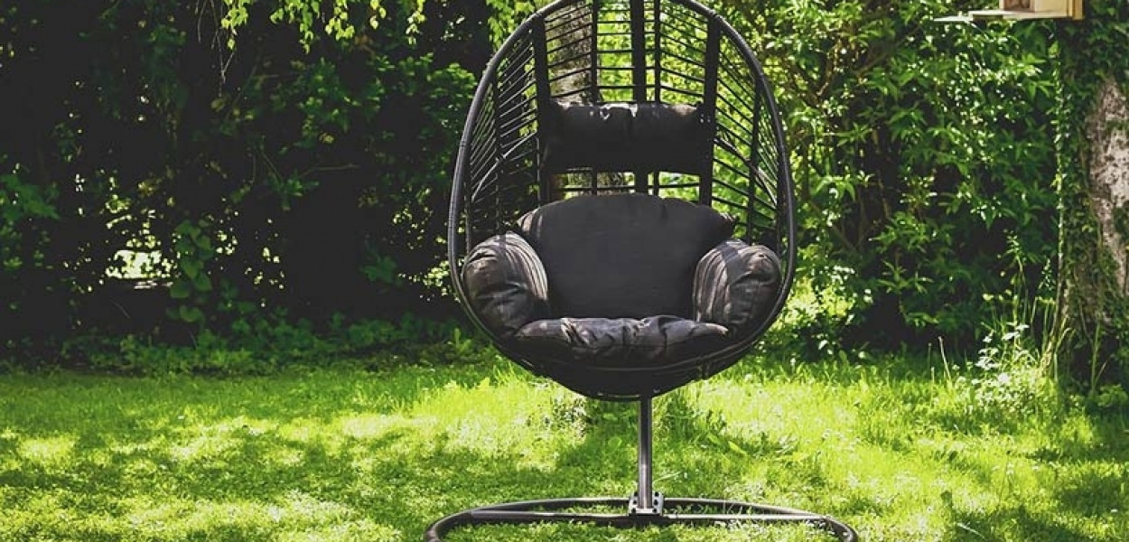 Tkaniny do ogrodu – jakim materiałem obszyć meble i inne tekstylne akcesoria ogrod