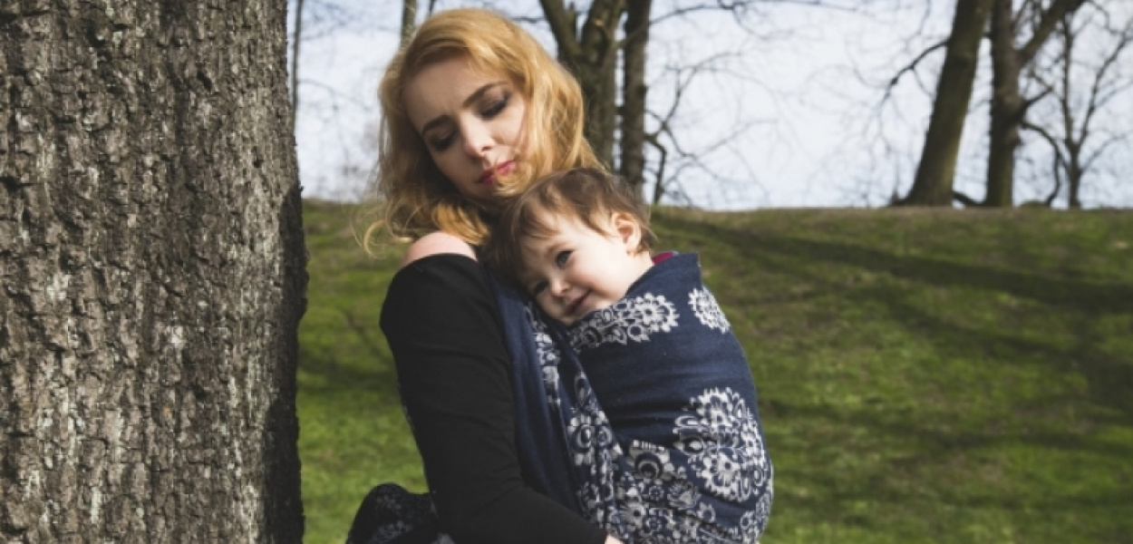 Od kiedy można bezpiecznie nosić dziecko w chuście?