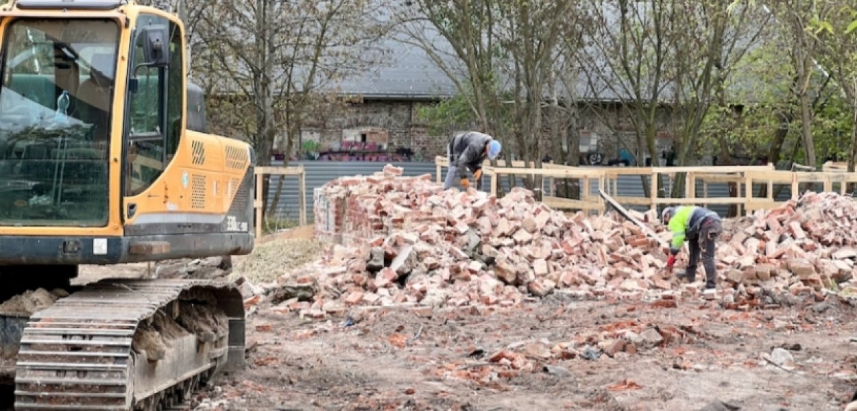 Dawna stajnia przy Belgradzkiej zburzona. Ruszyła budowa Centrum Opiekuńczo-Mieszk