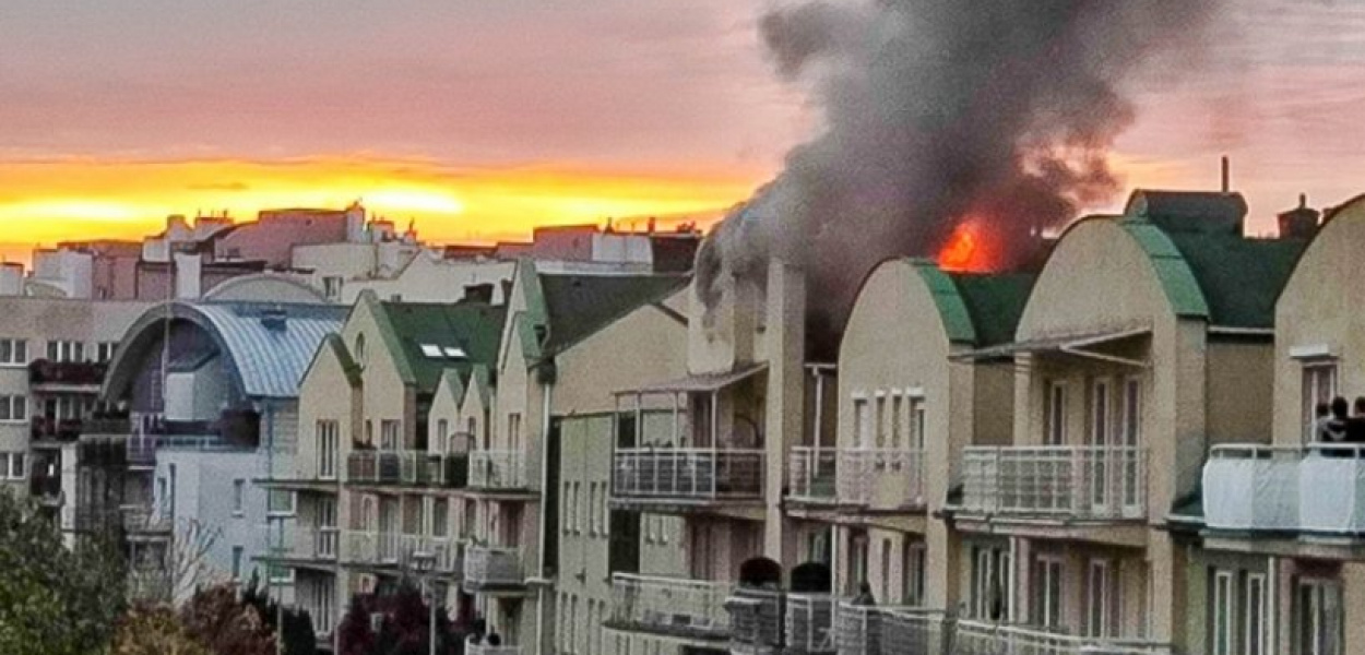 Pożar na Kabatach. Płonęło mieszkanie na ostatnim piętrze FOTO
