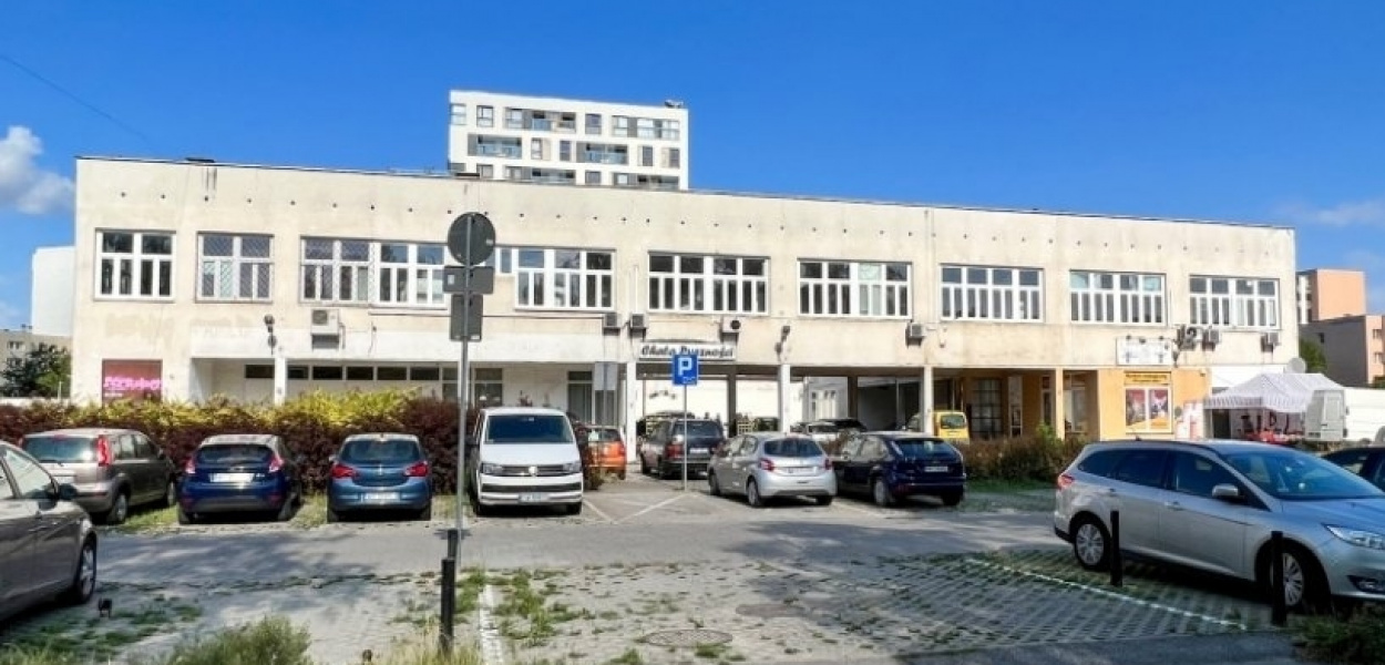 Kłopoty z boazerią, dachem i... palącymi petentami. Krótka historia pawilonu przy 