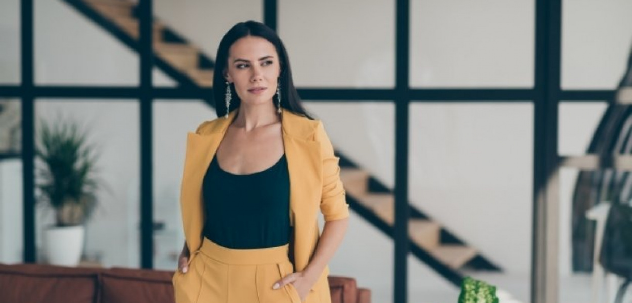 Długa marynarka damska – z czym ją nosić, by wyglądać modnie i stylowo?