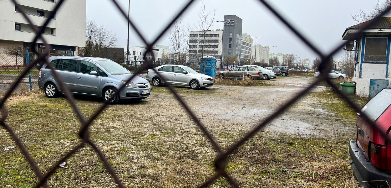 Parking straszydło przy al. KEN wkrótce zniknie. Co go zastąpi?