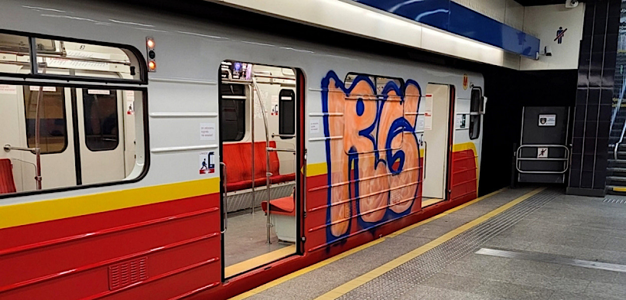 od czytelnika - zdjęcie pociągu pomalowanego graffiti w kwietniu 2022 na stacji Natolin